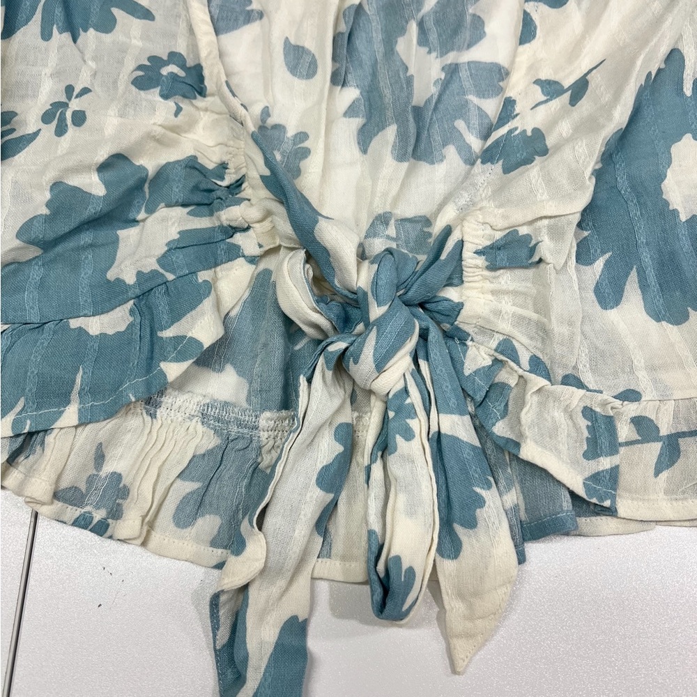 AMERICAN EAGLE Front Tie Blue Floral Crop Top! - Picture 4 of 5